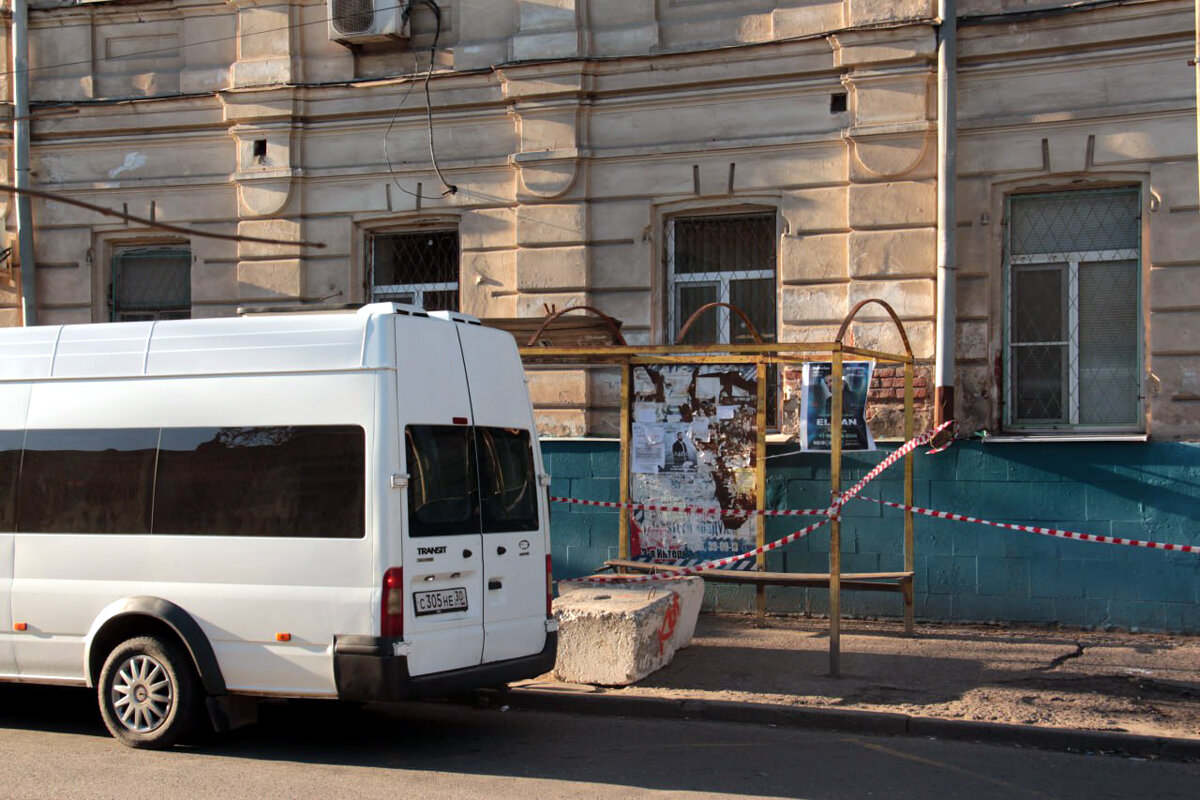 Маршрутка. Микроавтобус Астрахань. Губернатор автобус. Автобусы против маршруток в Астрахани.