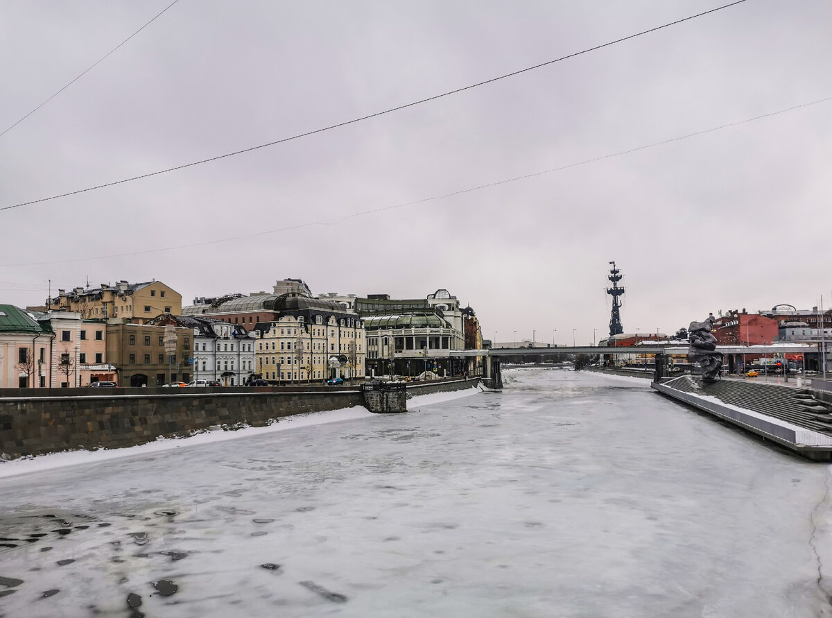 Вид с Малого Каменного моста на Водоотводной канал в сторону памятника Петру Первому и Патриаршего моста.