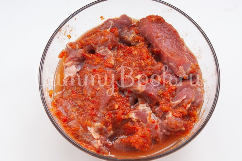 1. Говядину промыть, нарезать полосочками и замариновать в аджике.