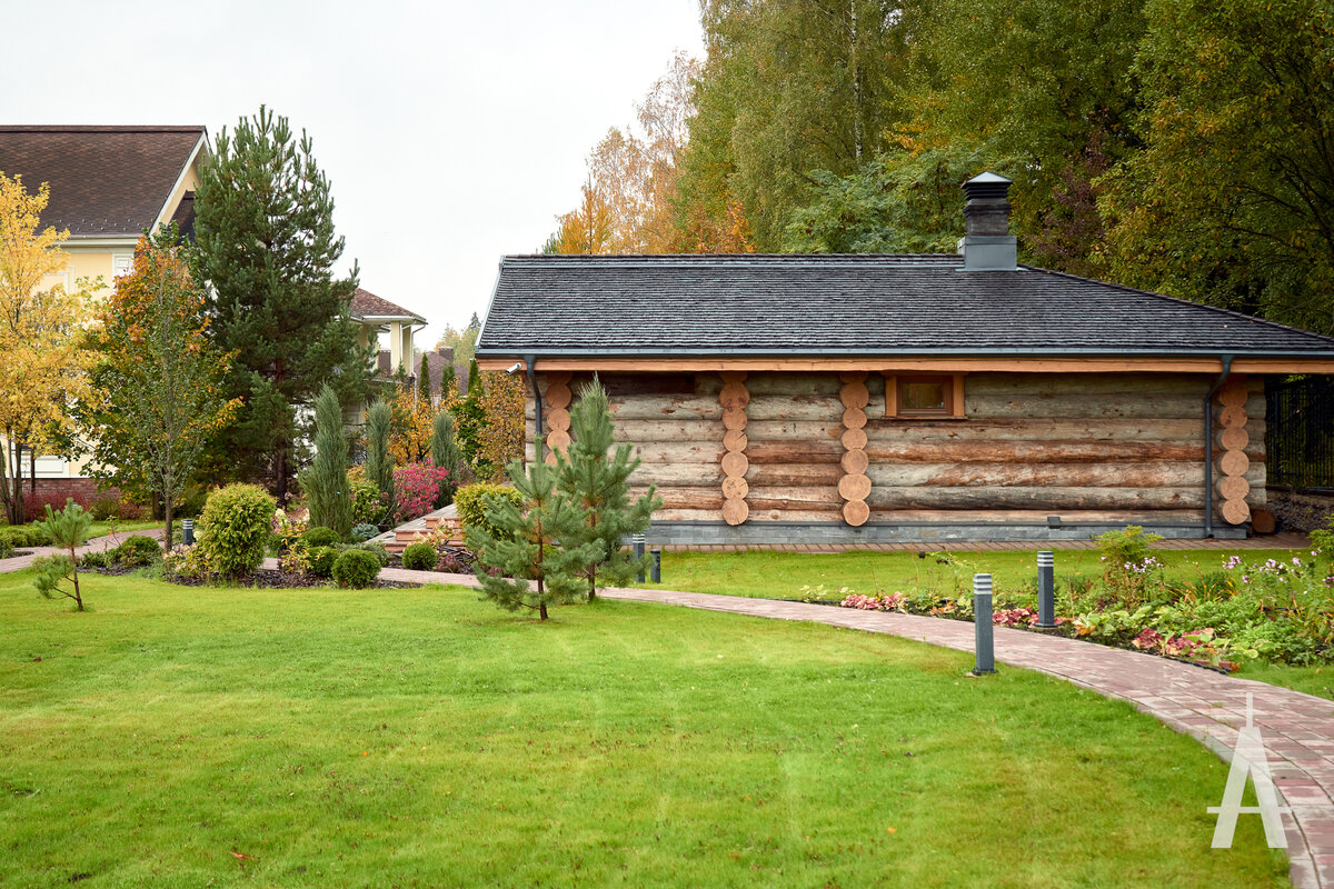 Строение бани сориентировано углом на дом