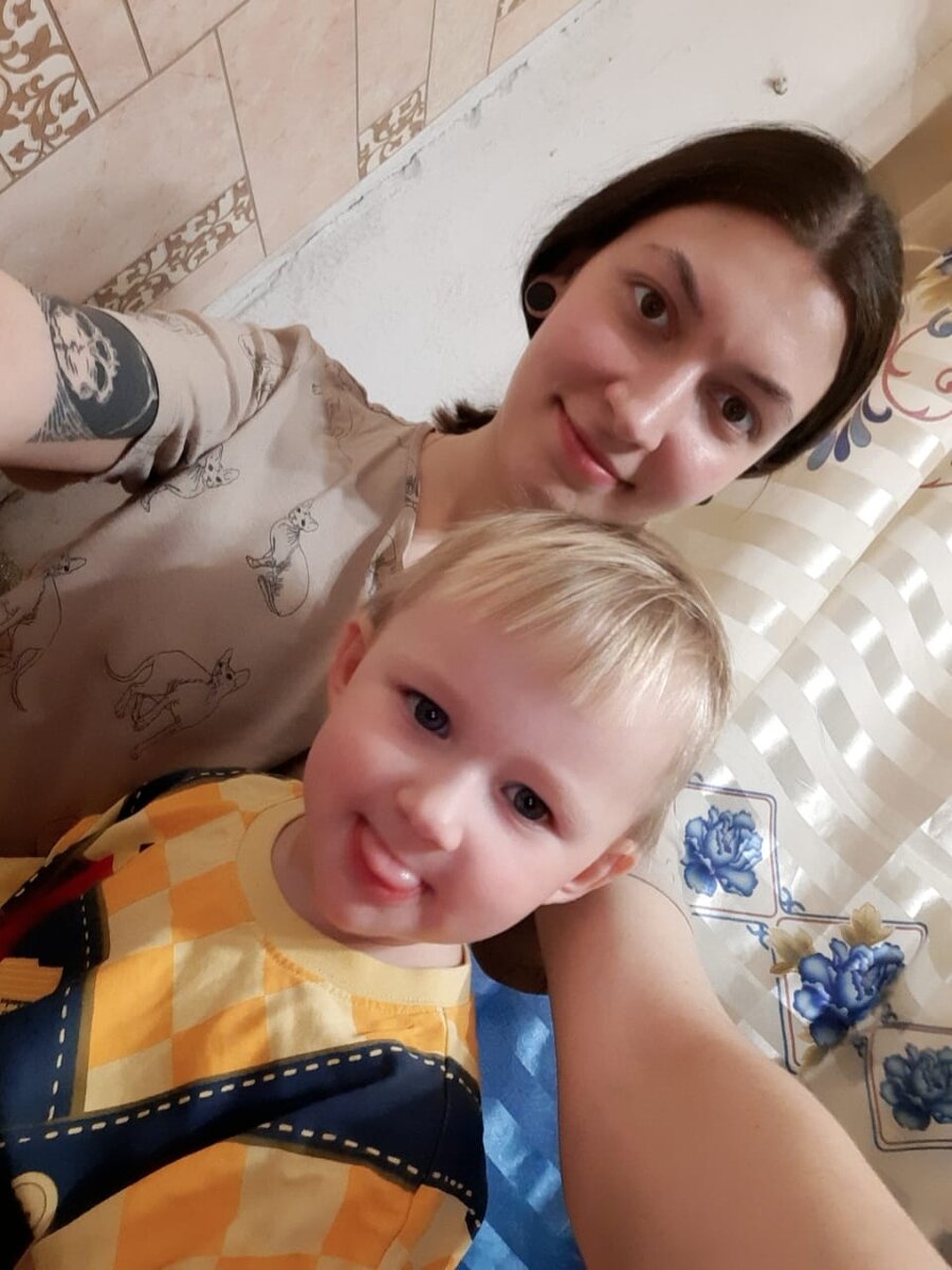 Александра и Анютка.