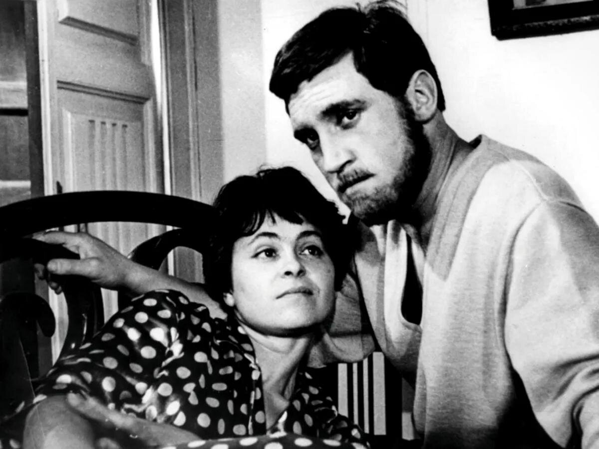 2 Владимир Высоцкий в роли Максима и Кира Муратова в роли Валентины в художественном фильме Киры Муратовой „Короткие встречи“ (1967)