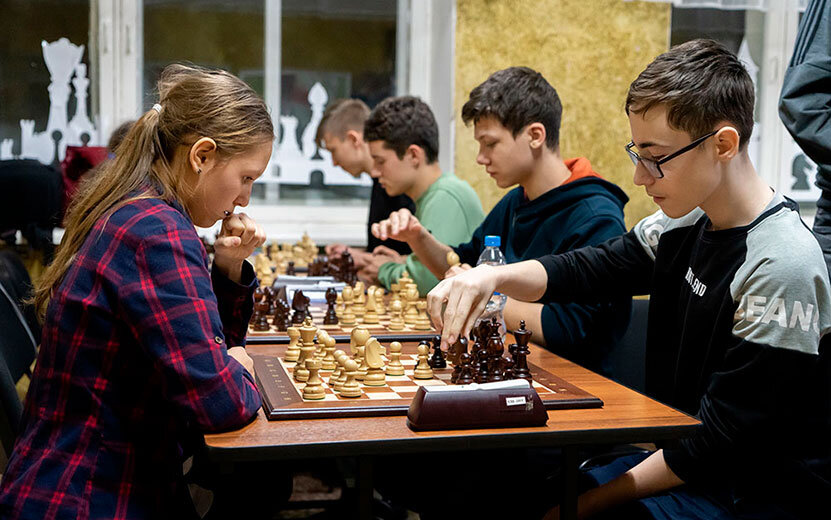 Турнир по шахматам 2024 год. Шахматы картинки. Шахматный турнир картинки. Турнир по шахматам 2023 года 20 школа. Фото шахматистов детей за игрой.