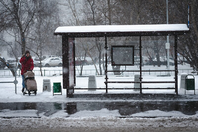    Остановка общественного транспорта зимой ©Александр Манзюк РИАМО