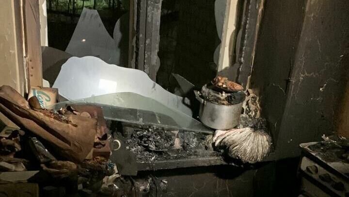     Сегодня ночью, 27 января, в Казани произошел пожар в доме № 129 по улице Декабристов. В одной из квартир из-за огня оказалась заблокирована пенсионерка. Подробности сообщили в пресс-службе Главного управления МЧС России по Татарстану.