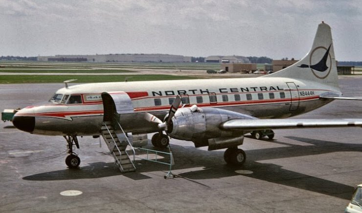    В старых самолетах влияние старых телефонов на бортовые системы было существенным. Сейчас многое поменялось, но лучше все равно пользоваться авиарежимом.