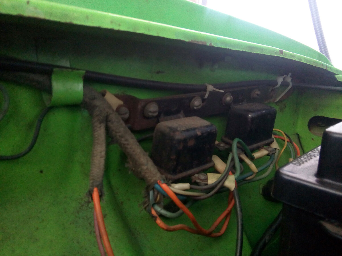 Прикрепил трос к планке реле дальнего и ближнего света пластиковыми стяжками