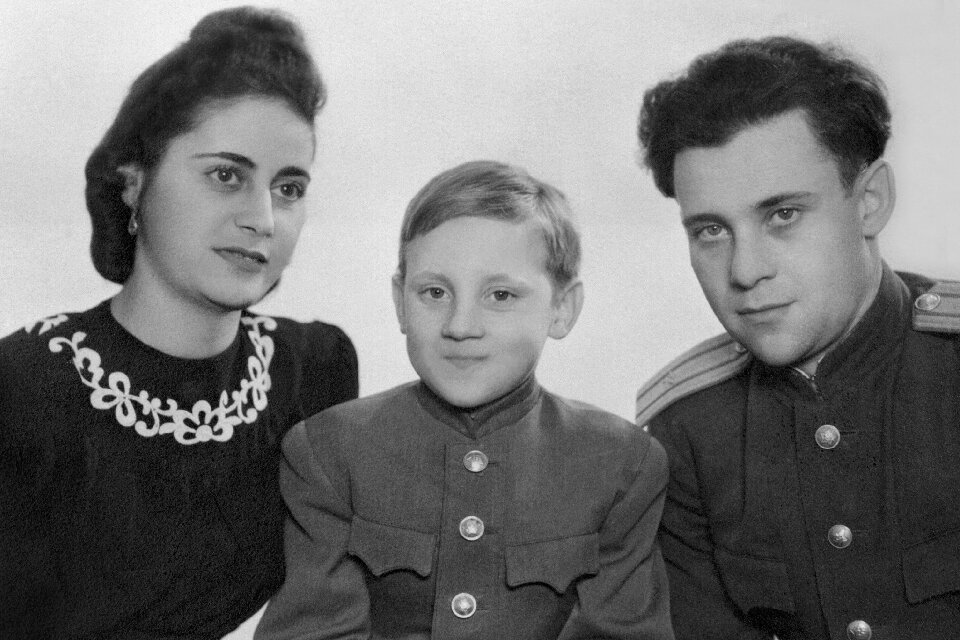 Владимир Высоцкий с отцом Семёном Высоцким и мачехой Евгенией Лихалатовой