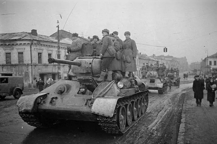 Курская битва освобождение белгорода. Битва Харьков 1943. Харьковская наступательная операция 1943 года. Освобожденный Харьков 1943. Освобождение Харькова в 1943.