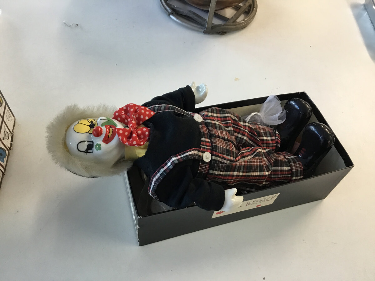 Лежал в коробке клоун. А коробка стояла возле кассы, а касса была в холле магазина, где расположен автомат с напитками. У этого автомата мы собираемся через час работы, чтобы сделать кофе-брейк. Если бы не кофе, я бы не увидела этого красавца. Думаю, его выставят на продажу на e-bay. Не знаю во сколько оценят. 