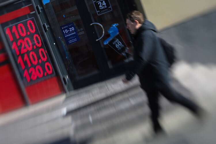    «Когда доллар был под 40, дорого было покупать, когда под 50 — неприлично дорого. В первый раз покупали под 80, второй раз — под 100» Фото: «БИЗНЕС Online»