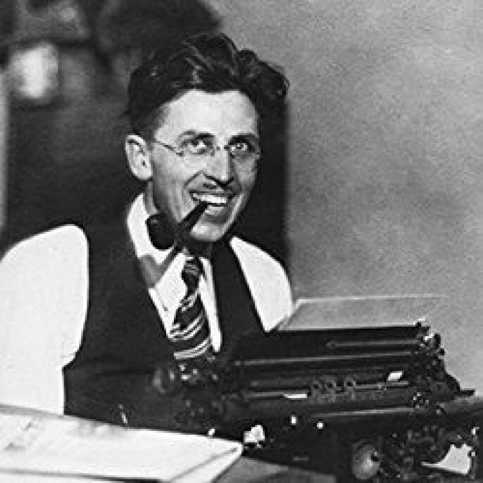 Молодой Клиффорд Д. Саймак за работой. Изображение взято из открытых источников