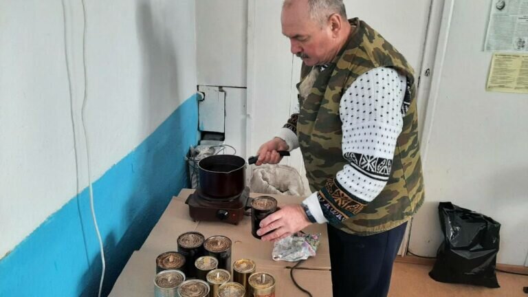    Жители Акбулакского района отправили участникам СВО уже 400 блиндажных свечей Кристина Просвиркина
