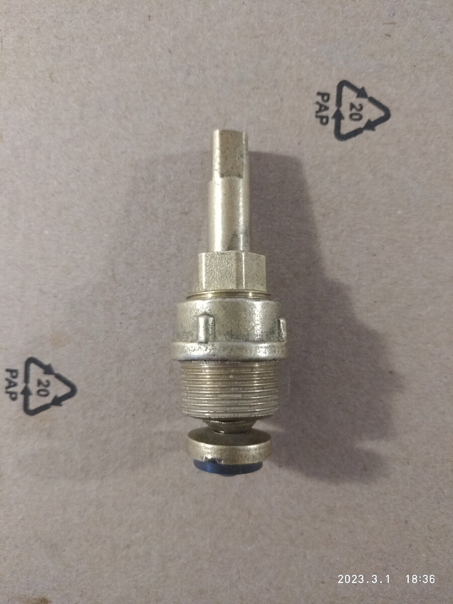 Кран-букса советских времен для отечественных кранов и смесителей. Прокладка крепится к золотнику с помощью винтика, герметизация обеспечивается уплотнением сальниковой набивкой вокруг штока гайкой. Перед тем как закрутить кран-буксу, необходимо на резьбу подмотать лён.
Используется уже редко, но в продаже в магазинах сантехники имеется.