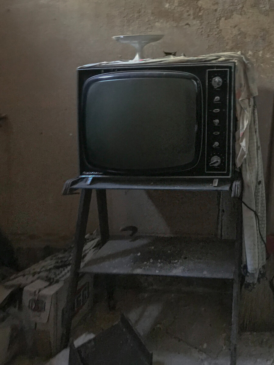 Am intrat într-o casă abandonată de sat și nu mă așteptam să găsesc acolo o capsulă a timpului.  Totul este la locul lui: de la mobilier la ochelari lustruiti