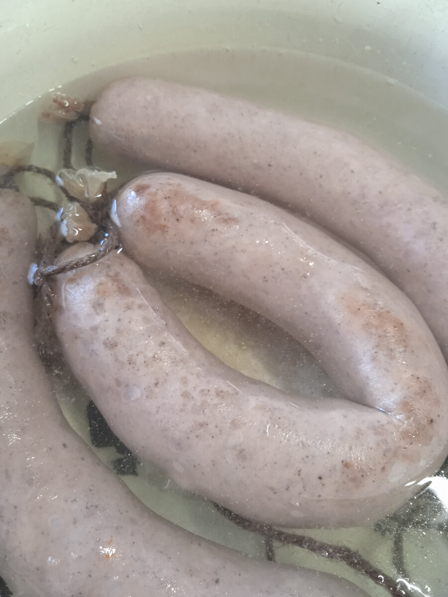 Отварка краковской колбасы происходит в течение 20 мин. Достаточно. 