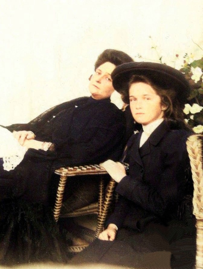 Императрица Александра Федоровна с дочерью Ольгой