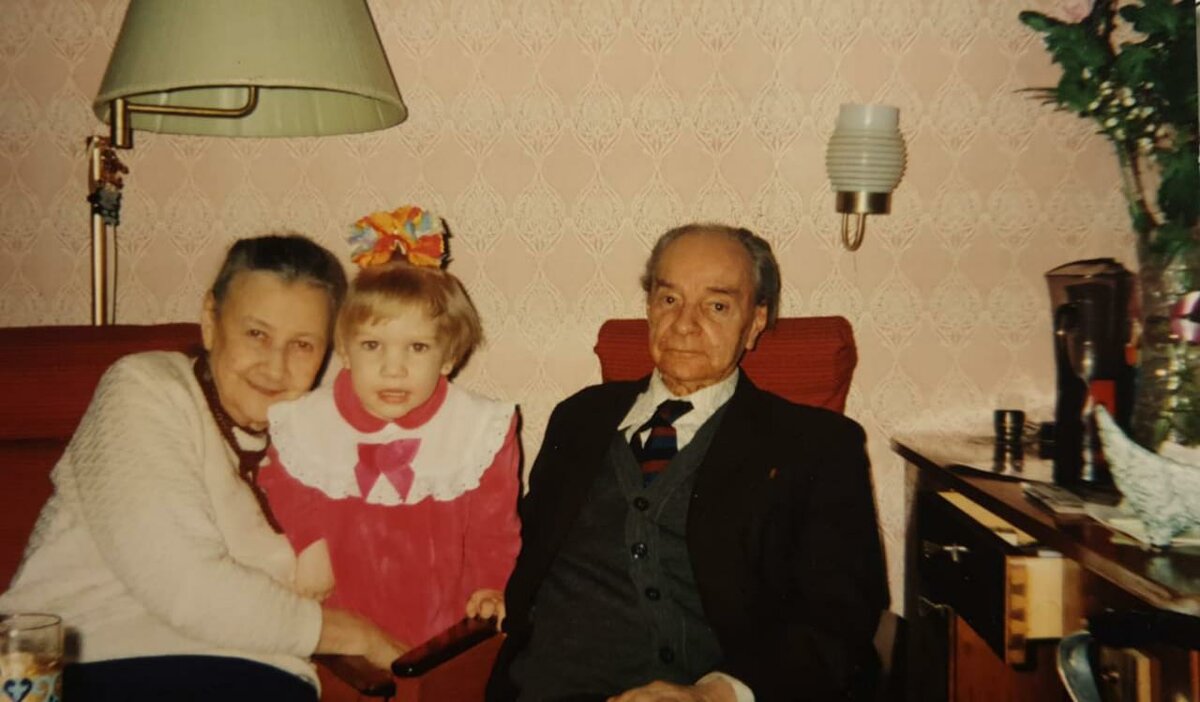 Лидия Федоровна Снятиновская, Полина Рыкова и Игорь Борисович Гордийчук. Дом Ветеранов Кино в Матвеевском, 1996 год.