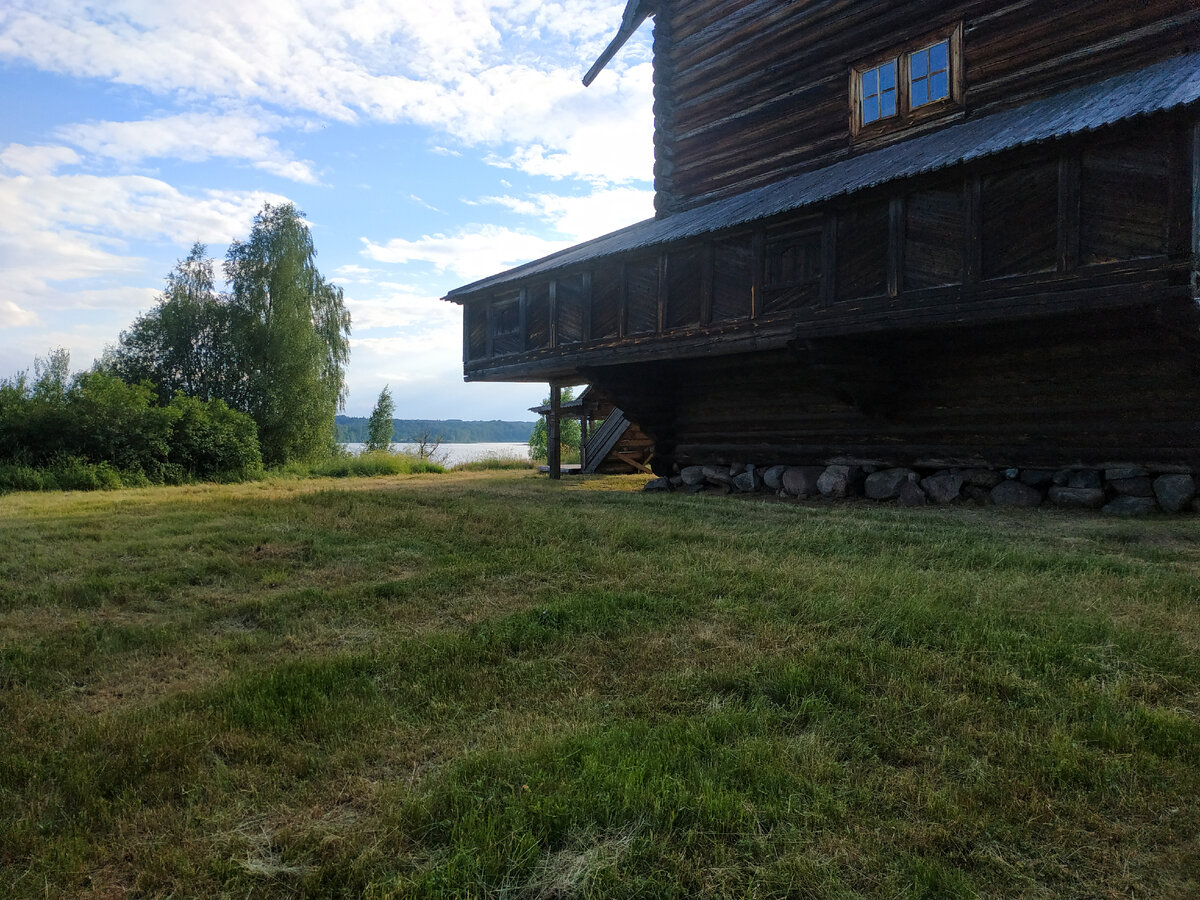 Храм стоит на валунах, благодаря чему нижние бревна не подгнивают. Толщина бревен – 70 см, такие было непросто найти для реставрации