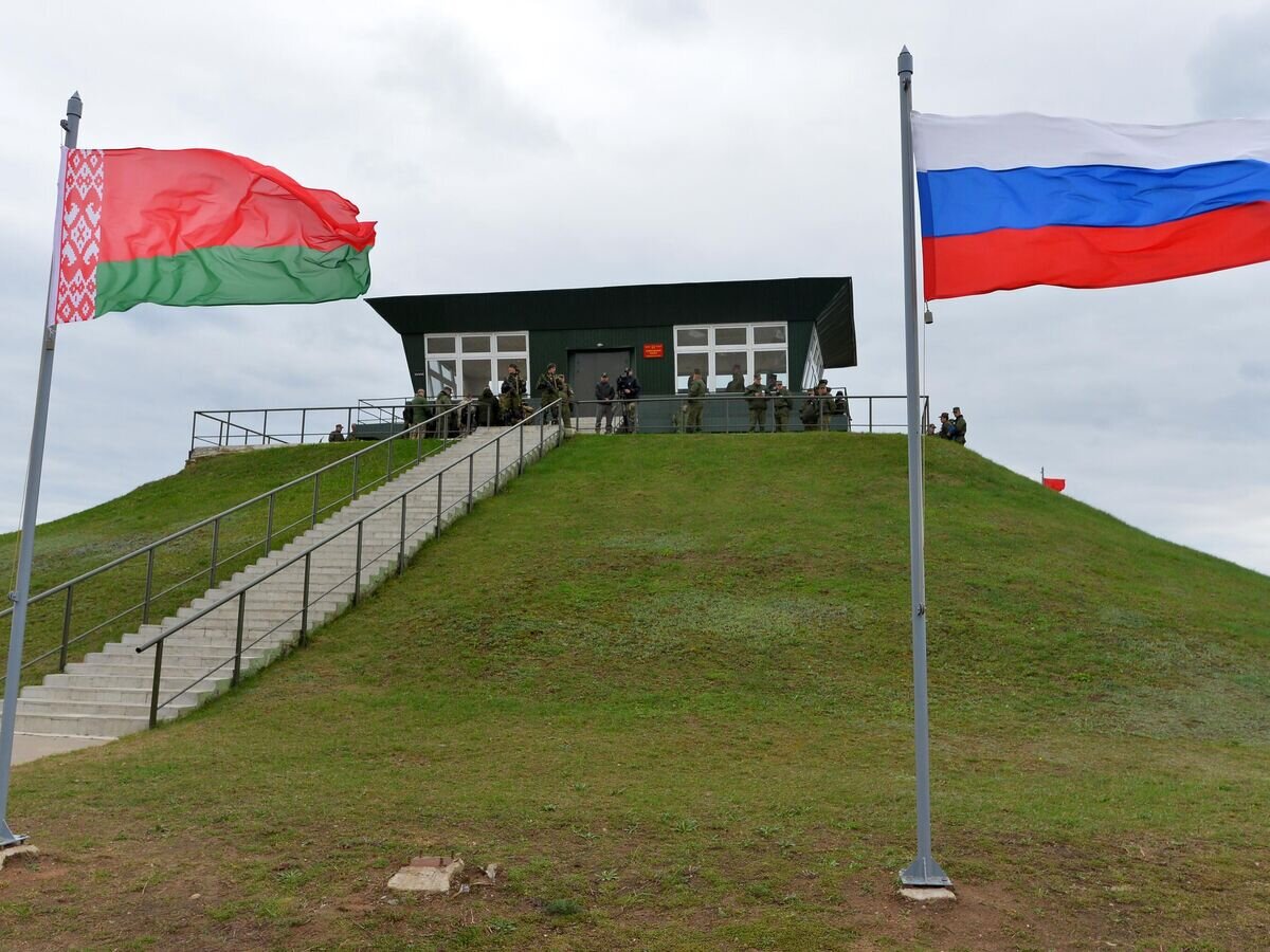    Командный пункт на Осиповичском полигоне в Могилевской области, где проходят совместные стратегические учения вооруженных сил России и Белоруссии© Sputnik / Виктор Толочко