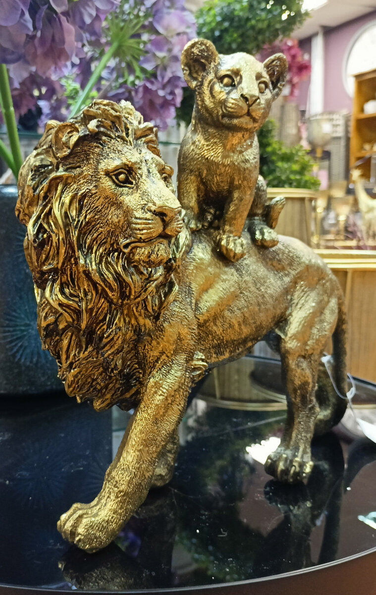 Фигурка из полистоуна: Лев и львёнок.