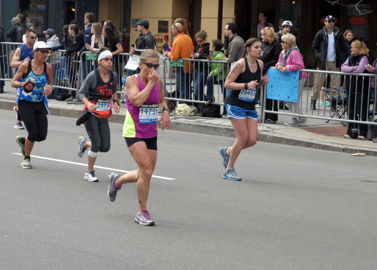    15 апреля 2013 года участие в Бостонском марафоне приняли около 24 тыс. спортсменов / AP / Bob Leonard