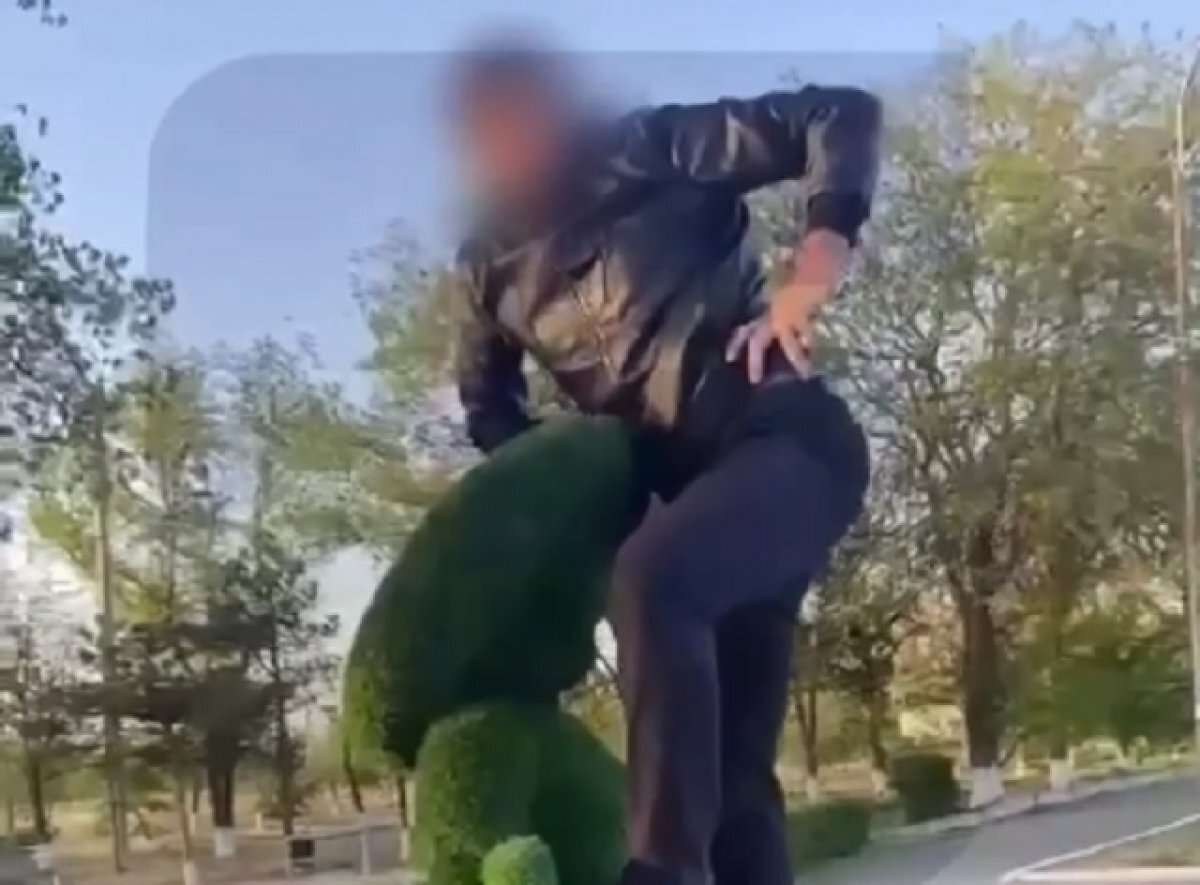    Двое парней устроили фотосессию в Ставрополе, имитируя секс со скульптурой