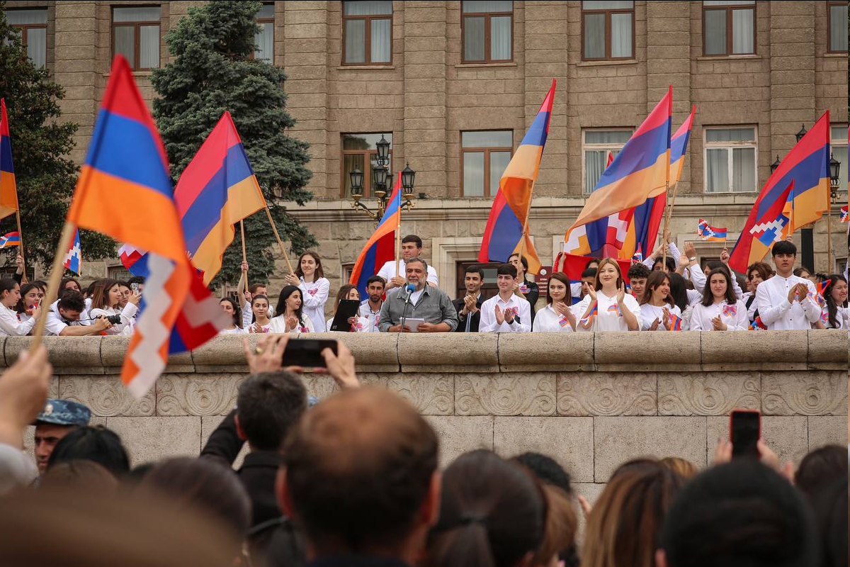 Армения новости на сегодня последние 2024 год. Митинг в Ереване. Народ на митинге. Республика Армения. 9 Мая Армения.