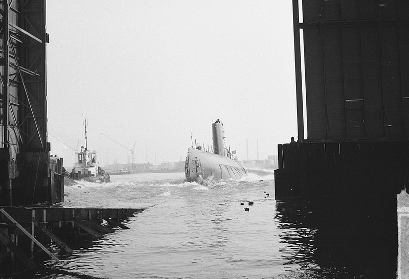 Лодка спускается на воду