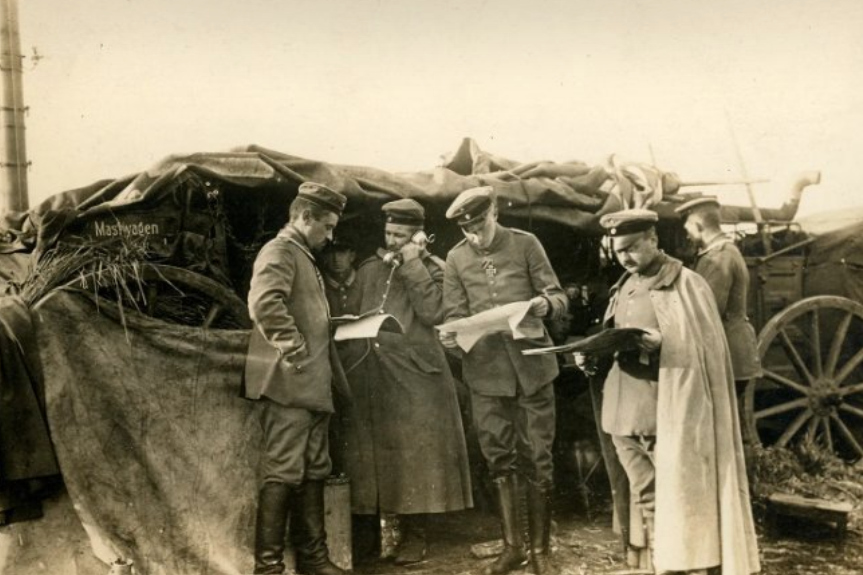 Немецкие офицеры с пропагандистскими материалами для русских солдат