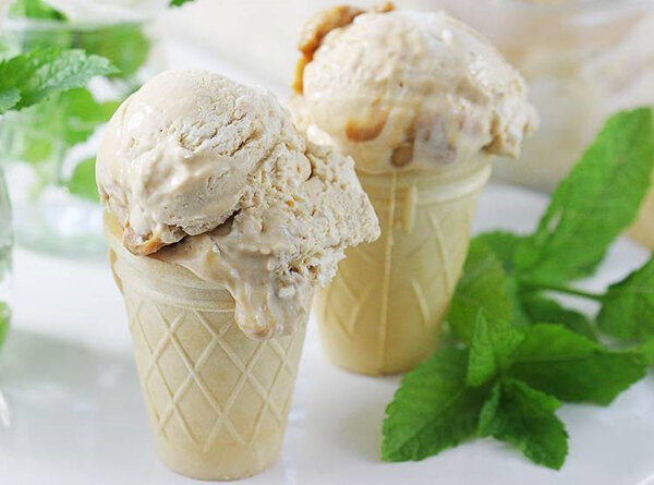 Суперхит летних десертов — домашнее мороженое с соленой карамелью. Его можно приготовить без яиц, без использования мороженицы и без перемешивания во время заморозки. Я люблю делать домашнее мороженое.
