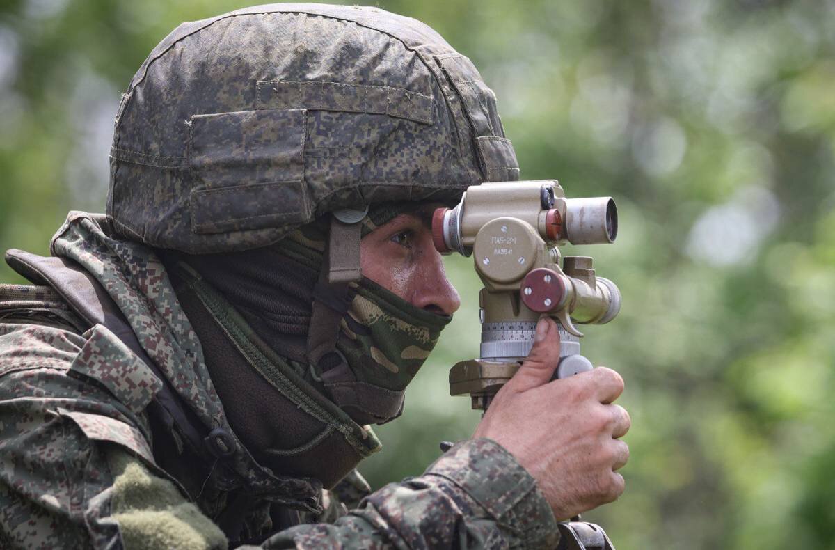    Военнослужащий во время работы РСЗО «Град» на краснолиманском направлении / Фото: Станислав Красильников / ТАСС