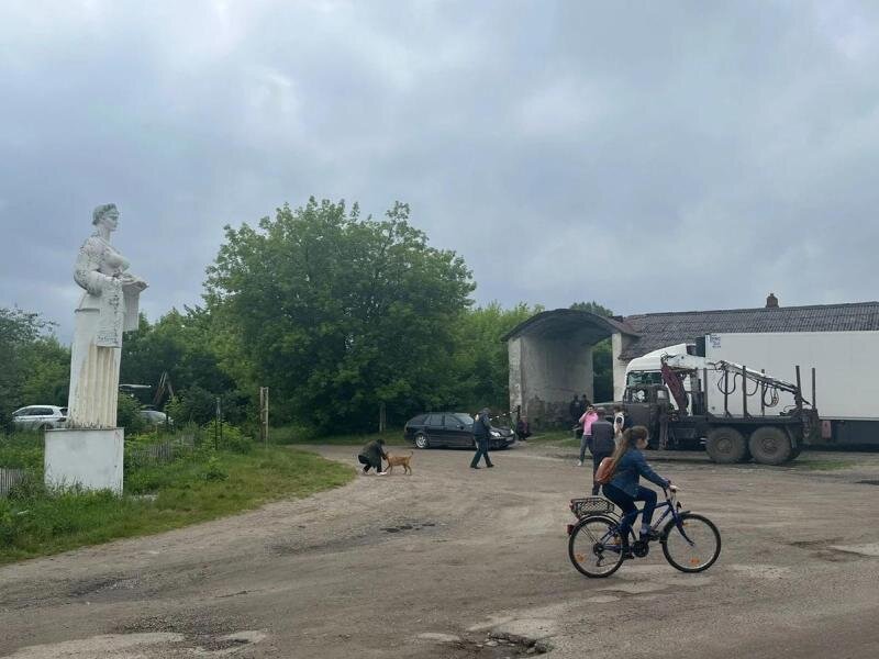    На Львовщине местные жители препятствовали демонтажу советского памятника. Он им напоминал Юлию Тимошенко