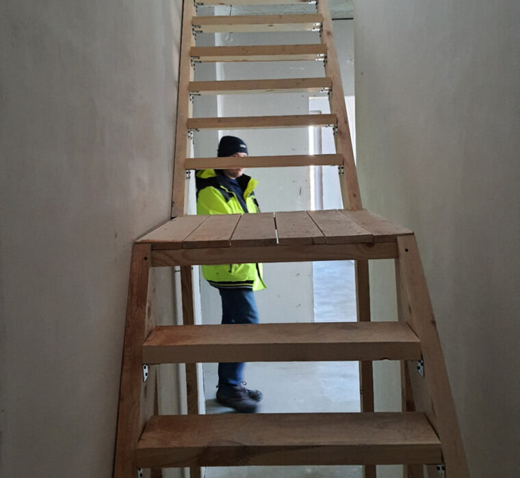    Купивший квартиру курганец опасается подниматься по лестнице, которую сделал застройщик