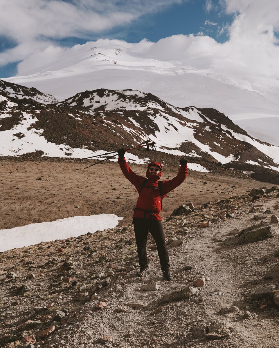 Лунная поляна, на фоне виднеются Скалы Ленца и восточная вершина Эльбруса