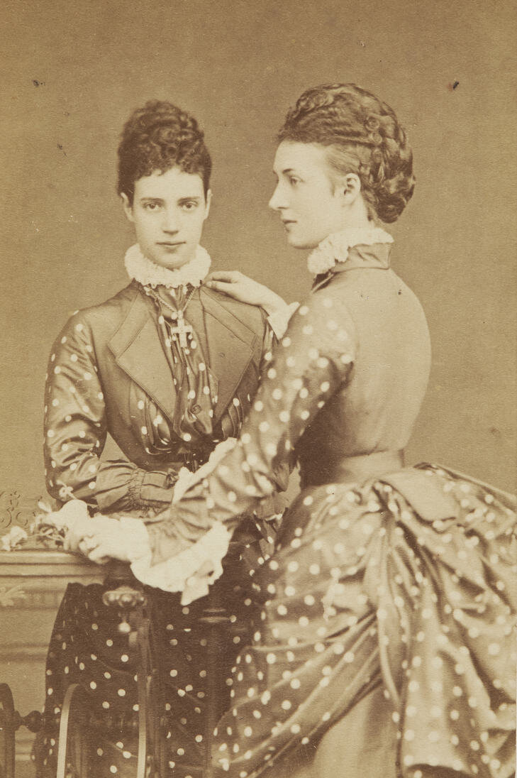 Принцесса Александра (1844-1925), справа, и ее сестра Мария Федоровна, Императрица России (1847-1928). Сестры любили одеваться в одинаковую или почти одинаковую одежду. На этом изображении показан турнюр, который был в моде в 70-80-х годах 19-го века.
