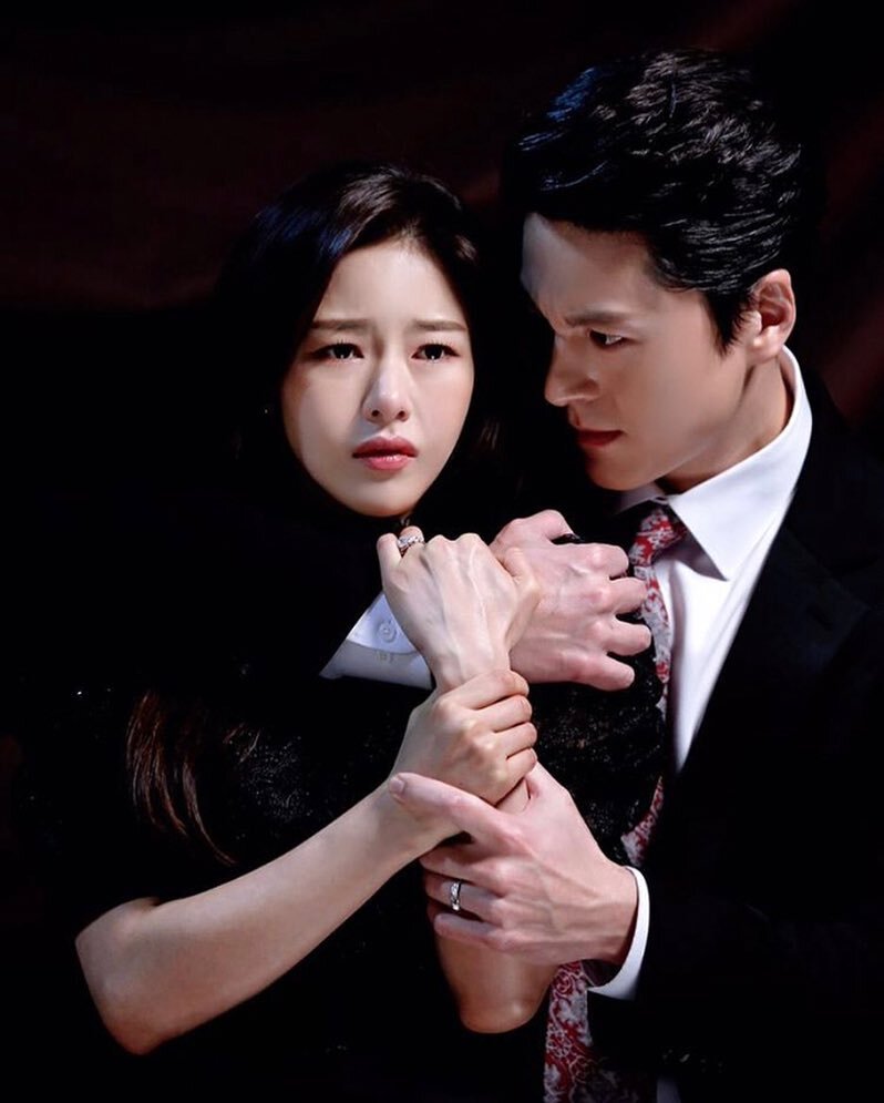 Пак Ха На в роли Юн Ма Ри и Рю Су Ён в роли Кан Ин Ук'а