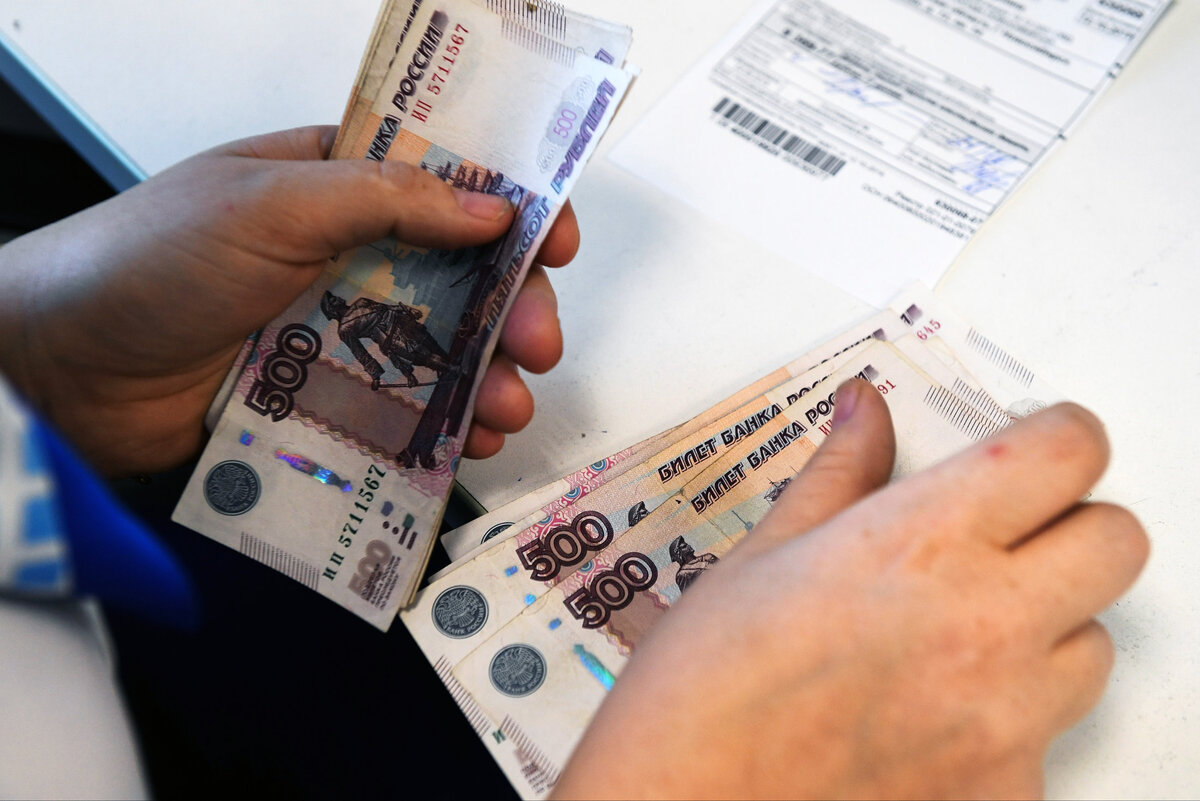 Как изменится выплата пособий в 2020 году: кому и сколько будут платить

С наступлением нового года изменятся размеры не только пенсий, но и социальных пособий.

Более того, их перечень расширится по ряду оснований — и для не пенсионеров, и для предпенсионеров, и для пенсионеров. Рассмотрим все по порядку.

1. Что ожидает детские пособия?

Пособия по беременности и родам в 2020 году вырастут с учетом двух факторов:

- увеличится минимальный размер оплаты труда (с 11 280 до 12 130 рублей),
- повысится предельная величина базы для начисления страховых взносов в Фонд социального страхования (с 865 000 до 912 000 рублей).
Пособие рассчитывается на базе среднего заработка женщины за последние 2 календарных года, но в рамках минимальной и максимальной величины на 2020 год.

А минимальное пособие по беременности и родам в следующем году составит 398,79 рублей в день, максимальное — 2 301,37 рублей в день.

Пособие по уходу за ребенком (до 1,5 лет) составляет 40% среднего заработка ухаживающего лица, но опять-таки в пределах действующих на 2020 год минимума и максимума.

Минимальное пособие по уходу за ребенком в 2020 году составит 4 852 рубля в месяц, а максимальное — 27 984,66 рублей в месяц.

Пособие в связи с рождением или усыновлением ребенка будет проиндексировано в феврале 2020 года — предположительно на 3,8%. Соответственно, их размер повысится до 18 143,96 рублей.

Важной новостью уходящего года стала отмена 50-рублевого пособия на ребенка до 3-летнего возраста. Вместо него вводится новое пособие:

- семьи с небольшим доходом (не более 2-х прожиточных минимумов в месяц) будут получать ежемесячную выплату в размере прожиточного минимума до исполнения ребенку 3-х лет.
Что касается федерального материнского капитала, то впервые за несколько лет его размер проиндексируют: в 2020 году он составит 466 617 рублей.

2. Сколько будут платить за период больничного листа?

Если больничный лист будет открыт в 2020 году, то пособие будет рассчитываться на базе среднего заработка работника.

При этом минимально и максимально допустимые размеры пособия повышаются (с учетом нового МРОТ и предельной величины базы для страховых взносов).

Поэтому в 2020 году больничный будет оплачиваться в сумме не менее 398,79 рублей и не более 2 301,37 рублей за день.

3. Что будет с пособиями по безработице?

В 2020 году увеличатся пособия по безработице:

- минимальный размер будет 1 500 рублей, максимальный — 8 000 рублей в месяц;
- а для предпенсионеров максимум пособия увеличивается до 11 280 рублей ежемесячно.
Напомню, что к предпенсионерам относятся все те, кому до назначения пенсии по старости остается не более 5-ти лет.

Если неработающий предпенсионер получает в Центре занятости направление на переобучение, то ему выплачивается стипендия (в 2020 году это будет 12 130 рублей в месяц).

4. Что ожидает пособия по инвалидности?

Закон предусматривает ежегодную индексацию ежемесячных денежных выплат. Поэтому в феврале 2020 года ожидается увеличение ЕДВ — предварительно озвучен коэффициент повышения 3,8%.

Значит для людей с инвалидностью размеры выплат будут такие:

- 3 926 рублей 70 копеек — при наличии 1 группы,
- 2 804 рубля 28 копеек — 2 группы,
- 2 244 рубля 85 копеек — 3 группы.
5. Каким будет социальное пособие на погребение?

Это пособие индексируется так же, как и ЕДВ, с 1 февраля каждого года. Поэтому, с учетом прогнозируемого коэффициента его индексации на 3,8% размер пособия повысится до 6 172,44 рублей.

6. Новые социальные пособия в регионах

Субъекты России периодически вводят новые пособия на своих территориях.

Например, в Москве с 2020 года вводится еще одна категория льготников — это москвичи, которые родились в период с 1 января 1928 г. по 3 сентября 1945 г. Им будут доплачивать 1 584 рубля в месяц.

В отделении соцзащиты вы можете уточнить, какие социальные выплаты предусмотрены в вашем регионе на 2020 года 