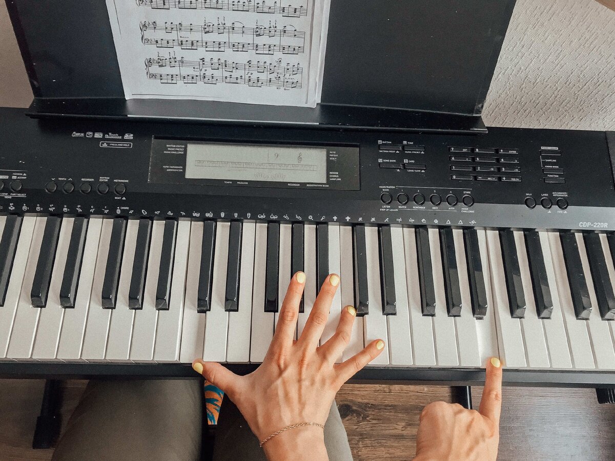 Мои руки. "до" "до" и одним пальцем нажала "си". Да, далековато до Рахманинова..))