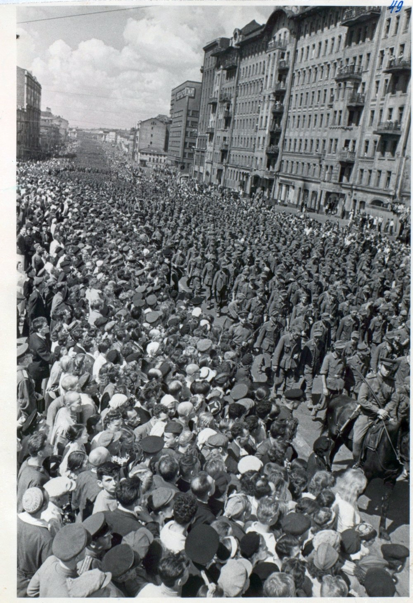 1944 г состоялся парад побежденных. 17 Июля 1944 парад военнопленных в Москве. «Парад побеждённых». 17 Июля 1944, Москва.. Парад пленных немцев в Москве 1944. 17 Июля 1944 года марш пленных немцев по Москве.