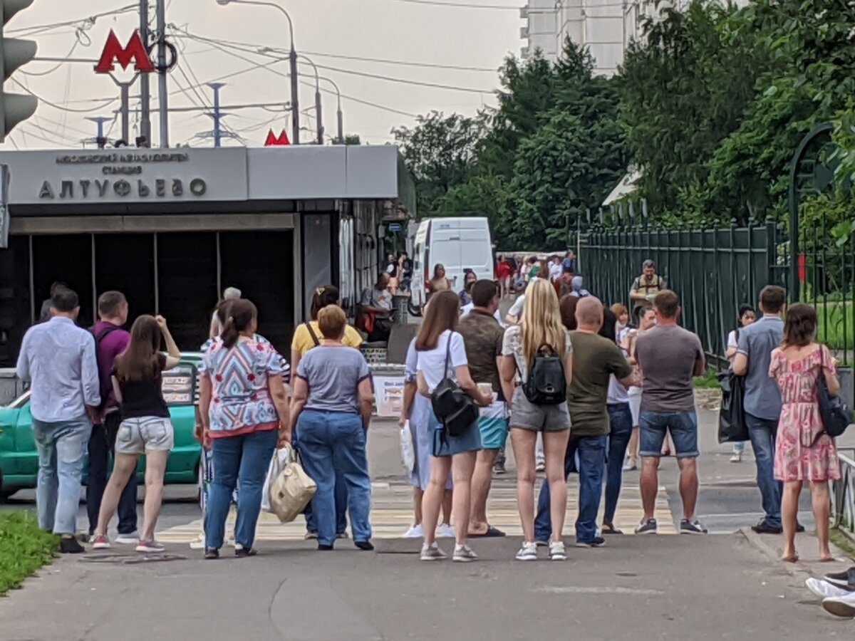 На днях, большинство людей на улицах Москвы без масок