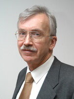 Вадим Донченко  к.т.н., научный руководитель ОАО «НИИАТ» рассказал о мерах и решениях которые могли бы быть предприняты на городском транспорте с целью повышения устойчивости и безопасности его работы с учетом сложившейся ситуации с коронавирусом: «Есть две глобальные проблемы с которыми сталкивается мир: изменение климата и пандемия COVID-19. Для меня показательна разница восприятия этих проблем, потому что почти 9 млн. заражений и почти пол миллиона погибших людей из-за этой болезни позволили оперативно мобилизовать Правительства всех государств, население и принять адекватные меры для предотвращения последствий. Те изменения, которые связаны с климатом и загрязнением окружающей среды такой массовой реакции не вызывают. В то же время по данным ВОЗ, 9 из 10 человек дышит загрязненным воздухом и около 7 млн. человек в год гибнет по причине загрязненного воздуха. Транспорт в эти цифры вносит существенный вклад. Эта новая угроза в виде коронавируса на время отвлекла нас от проблемы экологии, тем не менее, по данным метеорологических организаций, прошлый год был одним из самых теплых в истории человечества, а прогнозы на 2020 год обещают нам поставить новый рекорд. Продолжающееся загрязнение автотранспортом атмосферного воздуха в первую очередь супердисперсными твердыми частицами, оксидами азота, сложными полиароматическими углеводородами, приводит к дальнейшему росту заболеваемости и смертности среди населения, которая уже существенно превышает аналогичные показатели вследствие дорожно-транспортной аварийности. Это загрязнение является одной из причин такого быстрого распространения вируса. Существует четкая зависимость между заболеваемостью и концентрацией частиц разного размера. Надо учитывать, что именно эти частицы выбрасываются автомобильными двигателями, в первую очередь дизельными. Хотя принятые ограничительные меры привели к сокращению выбросов углерода и основных загрязняющих веществ – это явление временное, потому что мы имели подобную ситуацию в 2008 году, когда случился мировой финансовый кризис.