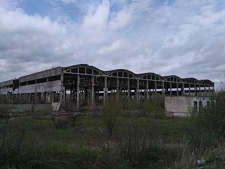 Фото: Разрушенный бывший Назаровский завод крупнопанельного домостроения (КПД), ПГТ Назарово, Красноярский край