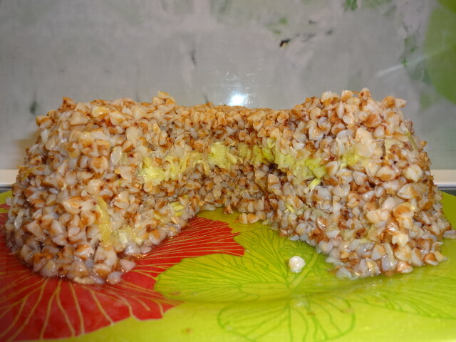 Гречневую крупу в магазинах можно встретить в виде цельного зерна, очищенного от оболочки — ядрица, и в дробленом виде — продел. Гречневую ядрицу иногда путают с проделом, который нам не подойдет.