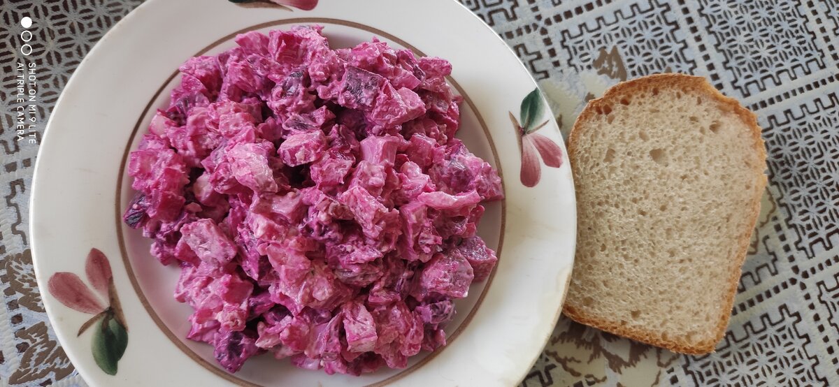 #Завтрак. Ленивая селедка под шубой и кусок хлеба. #Ленивая - это привычные ингредиенты, порезанные кубиком.