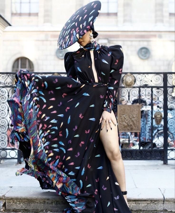 Как сочетать фиолетовую одежду с черным и серым цветами