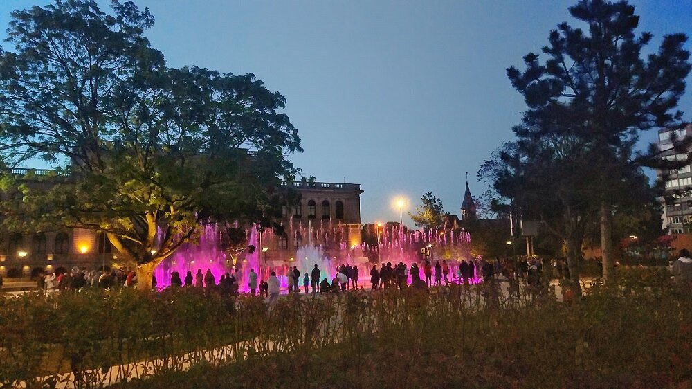 Поющий фонтан в Калининграде. Располагается напротив Кафедрального собора.