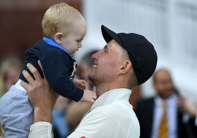 Джо Рут (Joe Root) с сыном Альфредом. Фото: Getty Images