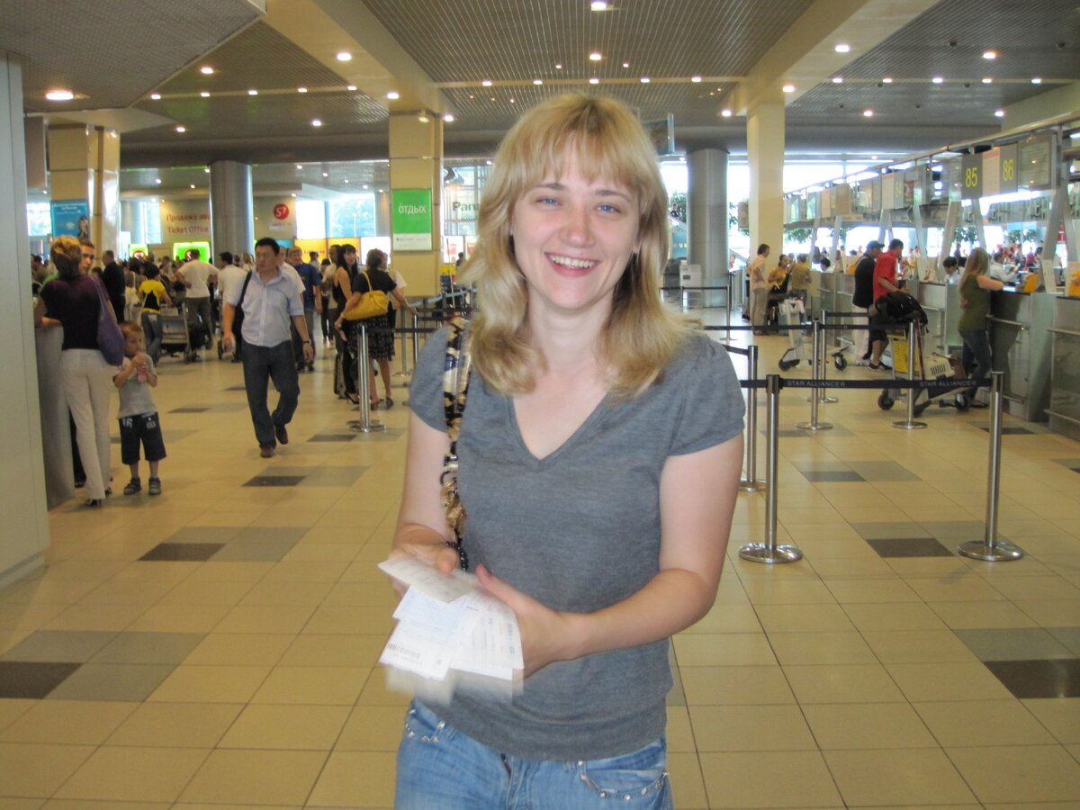 Это я в далеком 2009 году. Счастливый обладатель билетов в Черногорию. Первый раз в аэропорту и первый раз еду отдыхать за пределы Крыма.