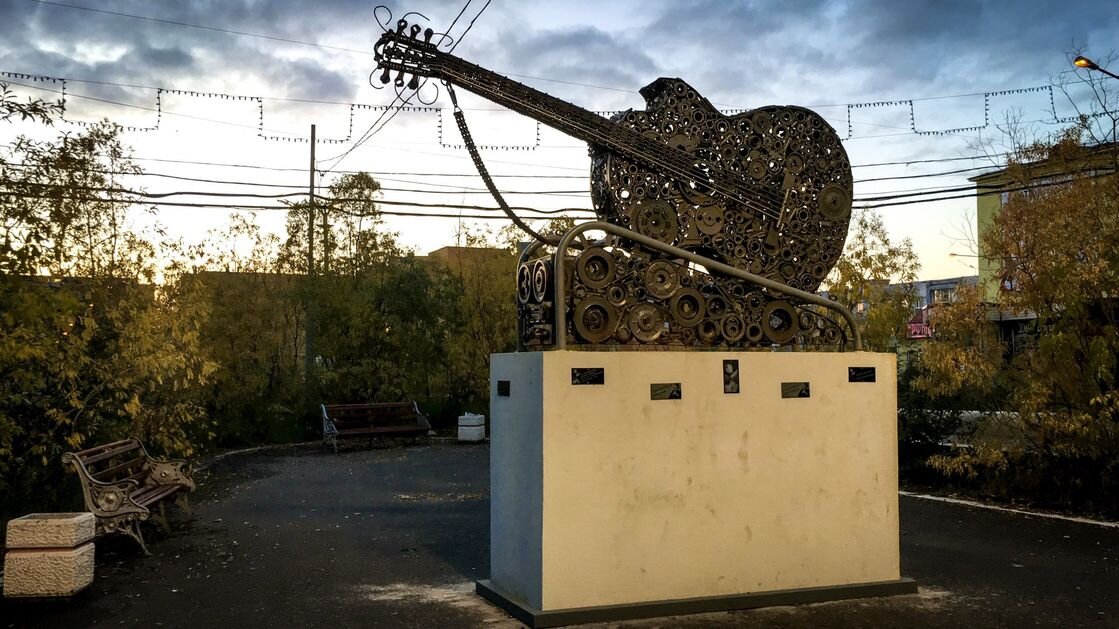  Гитара высоцкого. Фото из свободных источников. 